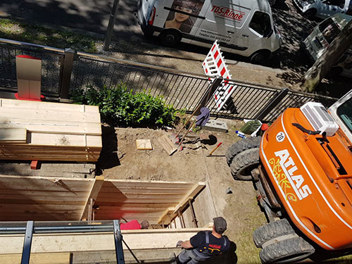 Ein Graben zu dem Rohr wird ausgehoben